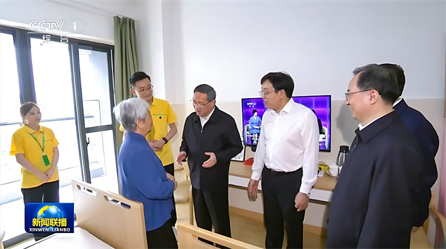 1683338877459520.jpg 李強(qiáng)看望老人.jpg