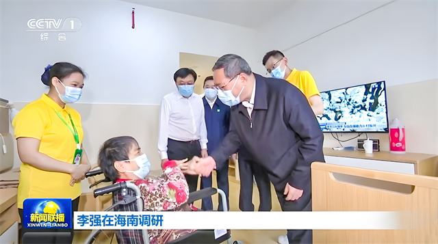 1683338882485743.png 李強(qiáng)與老人握手.png