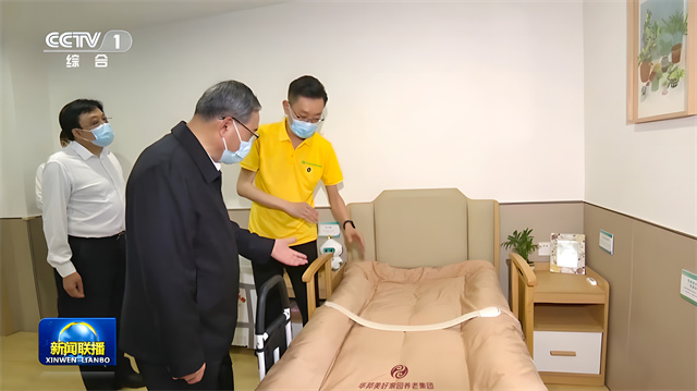 1683338890411920.jpg 李強(qiáng)了解養(yǎng)老床位服務(wù).jpg