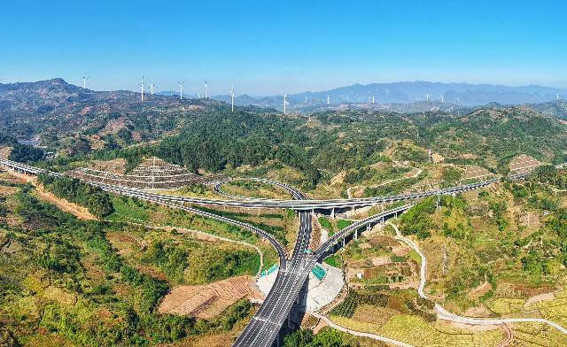 恭城互通四通八達(dá)，架起少數(shù)民族地區(qū)高質(zhì)量發(fā)展的希望。 (1).jpg